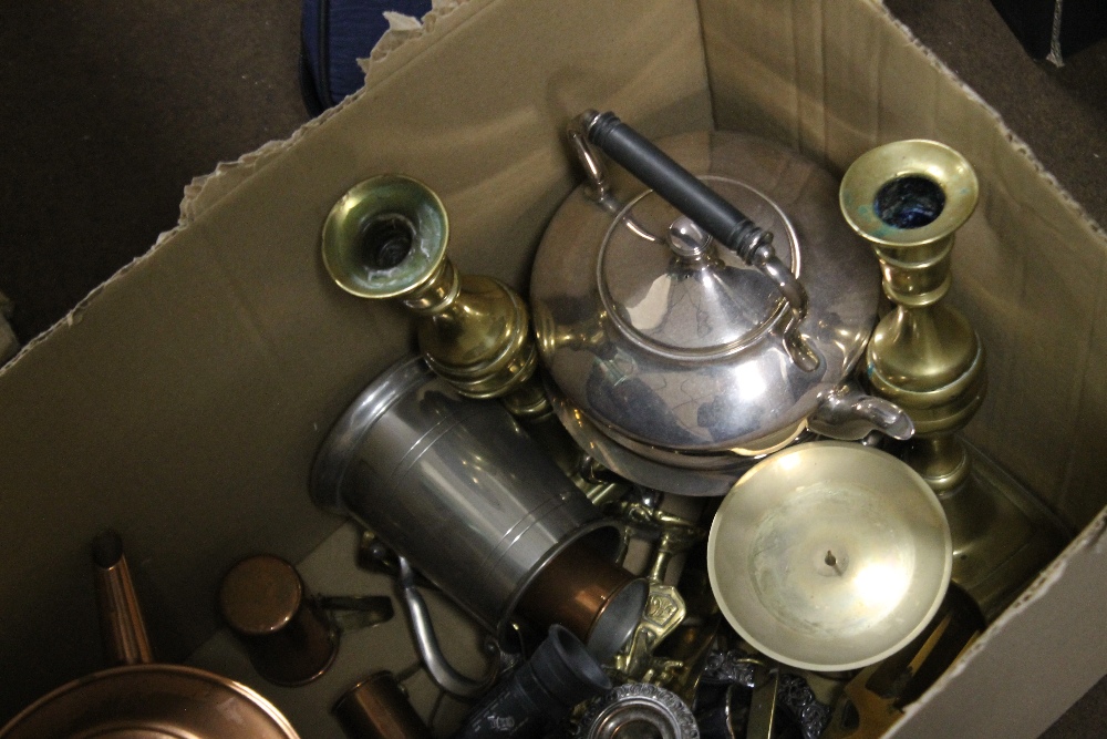 A TRAY OF ASSORTED METALWARE TO INCLUDE A COPPER KETTLE - Image 2 of 3