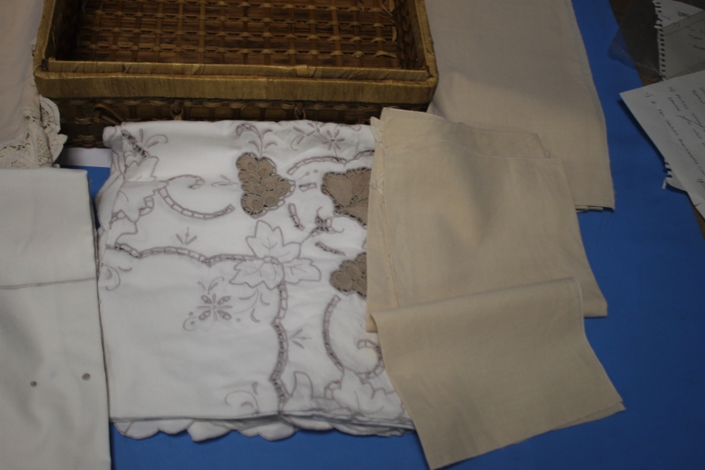 A BASKET OF VINTAGE TABLE LINEN - Image 5 of 5