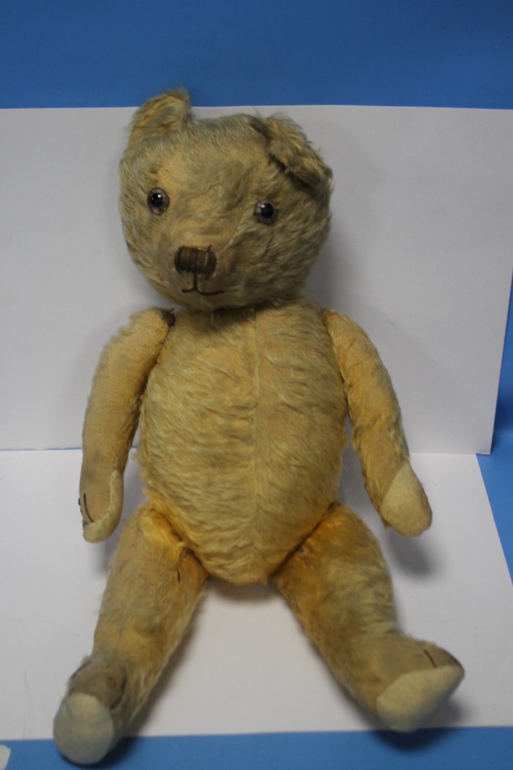 A VINTAGE JOINTED TEDDY BEAR, in play worn condition