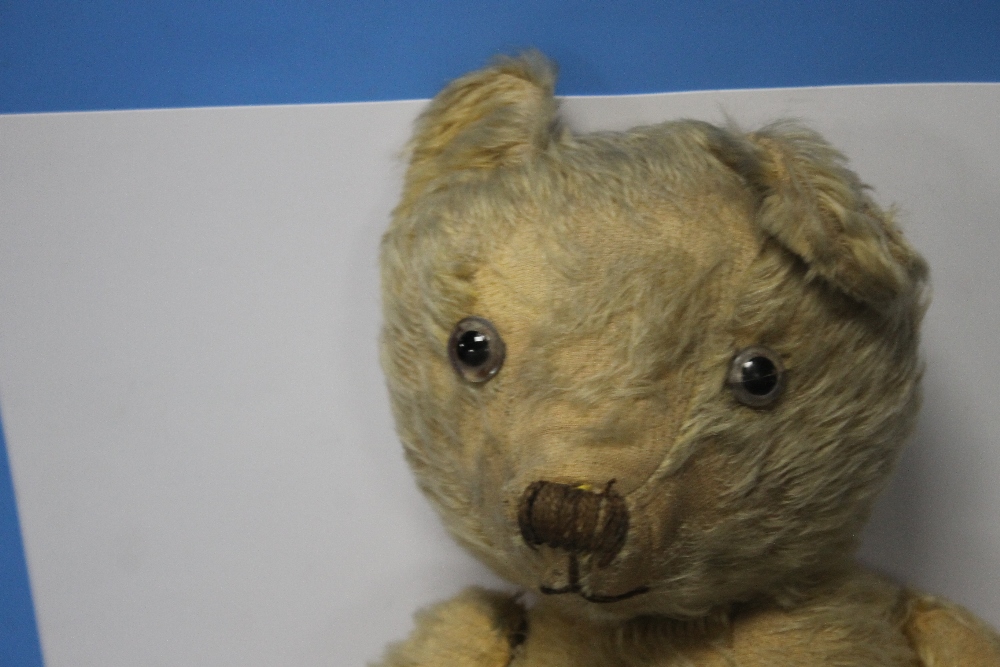 A VINTAGE JOINTED TEDDY BEAR, in play worn condition - Image 3 of 6