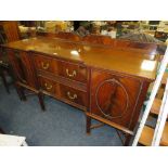 A LARGE EARLY 20TH CENTURY MAHOGANY SERVING SIDEBOARD, H 120 cm, W 184 cm