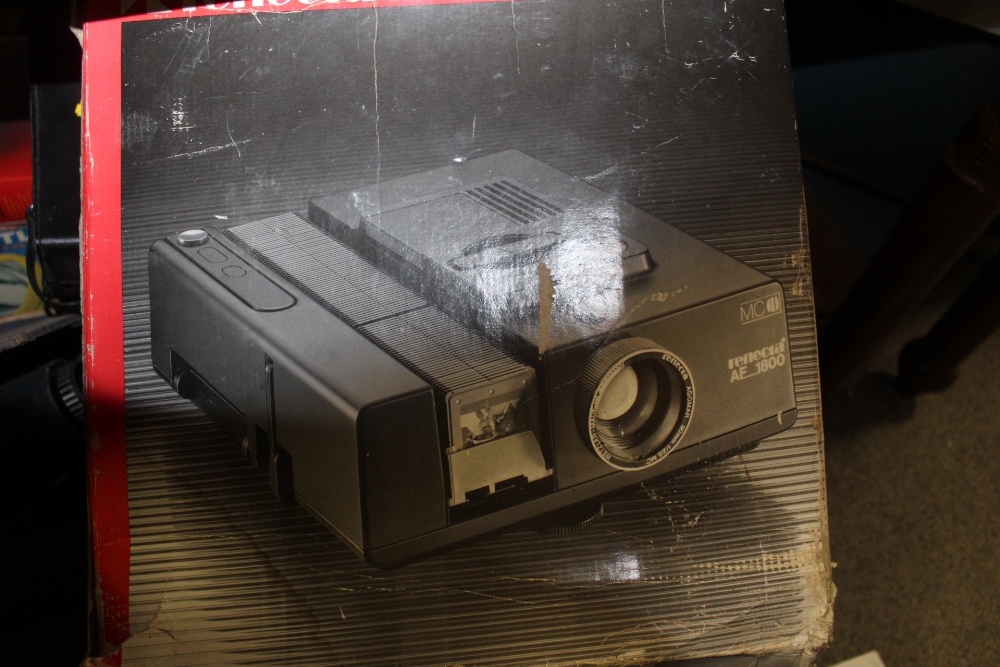 A LARGE BOX OF VINTAGE CAMERAS TOGETHER WITH A BOXED TRIPOD, SONY PROJECTOR AND ANOTHER - Image 7 of 9