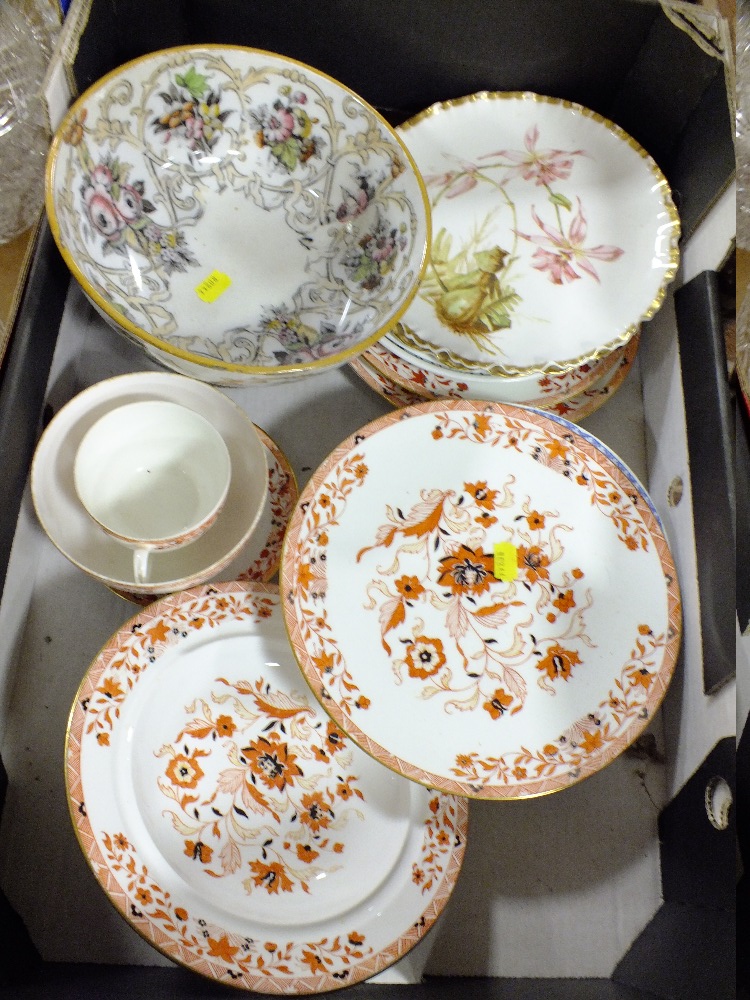 A TRAY OF VINTAGE CHINA TO INCLUDE WEDGWOOD 9277 FLORAL CHINA