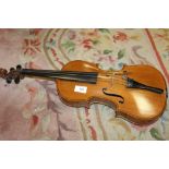 A MODERN TWO PIECE BACK VIOLIN, OVERALL LENGTH APPROX 59 CM