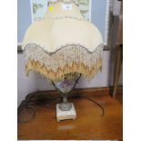 A MODERN PORCELAIN FLORAL TABLE LAMP WITH DECORATIVE SHADE, H 59 cm (OVERALL)
