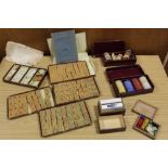 A COLLECTION OF VINTAGE GAME ACCESSORIES TO INCLUDE COUNTERS, MAHJONG PIECES ETC.