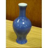 A SMALL BLUE GLAZED ORIENTAL CERAMIC VASE HEIGHT - 13.5CM