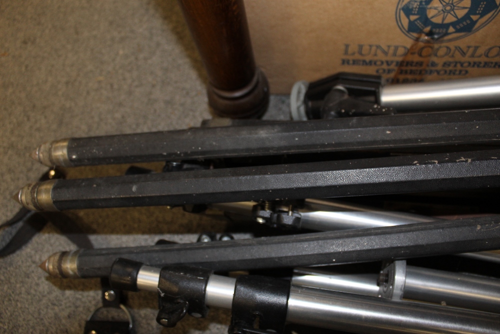 A COLLECTION OF ASSORTED TRIPODS TO INCLUDE A MANFROTTO EXAMPLE - Image 4 of 5