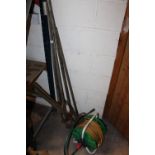 A SMALL SELECTION OF VINTAGE GARDENING TOOLS TO INCLUDE A HOSE REEL