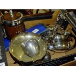 A TRAY OF METALWARE TO INCLUDE A SILVER PLATED TEA POT, TAKWO PEWTER JUG, EQUESTRIAN THEMED ICE