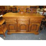 A MODERN OAK EFFECT SIDEBOARD H 87 cm, W 149 cm