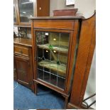 AN EDWARDIAN MAHOGANY INLAID LEADED AND GLAZED BOOKCASE, H 133 cm, W 62 cm