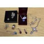 A BOX OF COSTUME JEWELLERY TO INCLUDE A PAIR OF SILVER AND AMBER EARRINGS TOGETHER WITH A MODERN