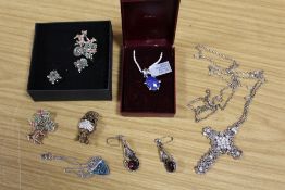 A BOX OF COSTUME JEWELLERY TO INCLUDE A PAIR OF SILVER AND AMBER EARRINGS TOGETHER WITH A MODERN