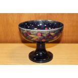 A VINTAGE MOORCROFT POMEGRANATE PATTERN BOWL ON STAND COMPORT, CHIPS TO RIM, H 16 CM, DIA. 19 CM