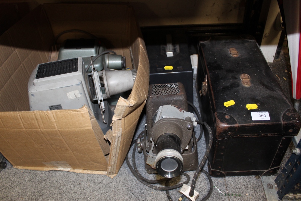 A QUANTITY OF VINTAGE PROJECTORS TO INCLUDE ALDIS EXAMPLES