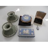 A SMALL BOX OF WEDGWOOD JASPERWARE TO INCLUDE A SILVER PENDANT ON CHAIN, STRATTON COMPACT ETC.