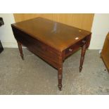 A 19TH CENTURY MAHOGANY PEMBROKE TABLE WITH ONE FRIEZE DRAWER, RAISED ON TURNED SUPPORTS, H 72 cm, W