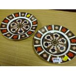 A PAIR OF ROYAL CROWN DERBY 1128 OLD IMARI PLATES - DIAMETER 21.5CM