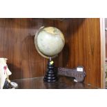 A MODERN REPRODUCTION SPINNING GLOBE, H 39 CM, TOGETHER WITH A CAST 'PLEASE CLOSE THE GATE' DOG SIGN
