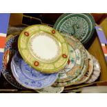 A TRAY OF CABINET PLATES TO INCLUDE CHINESE EXAMPLES, COALPORT, SPODE ETC.