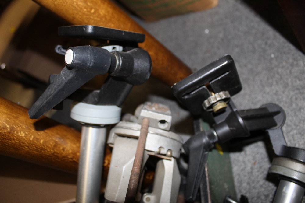 A COLLECTION OF ASSORTED TRIPODS TO INCLUDE A MANFROTTO EXAMPLE - Image 3 of 5