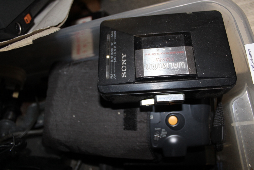 A LARGE BOX OF VINTAGE CAMERAS TOGETHER WITH A BOXED TRIPOD, SONY PROJECTOR AND ANOTHER - Image 4 of 9
