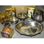 A BOX OF METALWARE TO INCLUDE A SILVER PLATED TEA POT, MODERN CARRIAGE CLOCKS ETC.