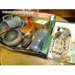 A BOX OF COLLECTABLES TO INCLUDE A VINTAGE TAPE MEASURE, METALWARE