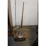 A COLLECTION OF METALWARE TO INCLUDE A COPPER KETTLE, BRASS LOG BOX, COPPER HUNTING HORN ETC.