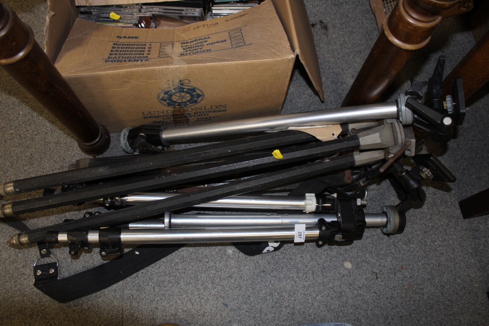 A COLLECTION OF ASSORTED TRIPODS TO INCLUDE A MANFROTTO EXAMPLE - Image 5 of 5