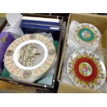 TWO TRAYS OF CABINET PLATES TO INCLUDE ROYAL WORCESTER AND WEDGWOOD EXAMPLES