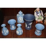 A COLLECTION OF WEDGWOOD JASPERWARE TO INCLUDE A LIDDED CANISTER, NAVY BLUE VASE ETC. (6)