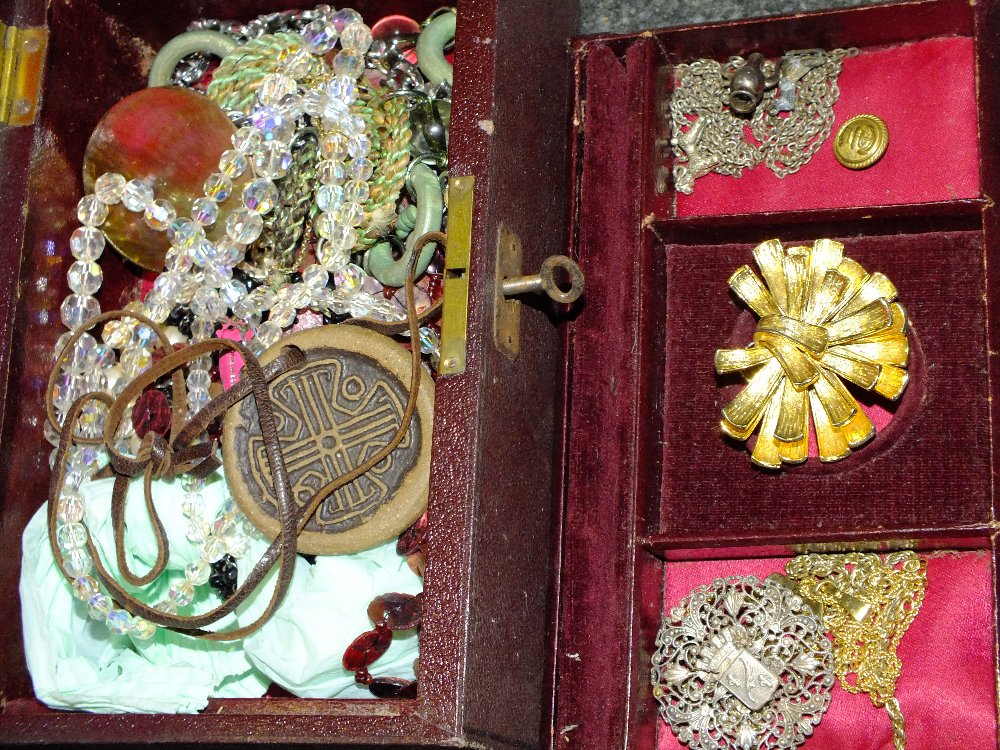 A VINTAGE JEWELLERY BOX AND CONTENTS