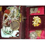 A VINTAGE JEWELLERY BOX AND CONTENTS