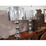 A PAIR OF MODERN CHROMED TABLE LAMPS WITH SHADES H-63 CM (OVERALL)