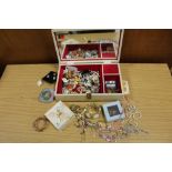 A VINTAGE JEWELLERY BOX AND CONTENTS TO INCLUDE BROOCHES