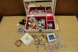 A VINTAGE JEWELLERY BOX AND CONTENTS TO INCLUDE BROOCHES