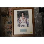 A FRAMED AND GLAZED ELIZABETH TAYLOR PRINT WITH INSET AUTOGRAPH