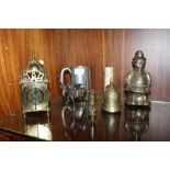 A COLLECTION OF METALWARE TO INCLUDE A POLICEMAN SHAPED MONEY BANK, BRASS CLOCK ETC. (6)