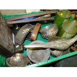 A TRAY OF METALWARE AND COLLECTABLES TO INCLUDE A HORN HANDLED CARVING SET, VINTAGE OAK VARNISH,