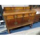 A VINTAGE OAK SIDEBOARD H 111 cm, W 136 cm