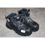 A PAIR OF SIZE 6 HELLY HANSEN WORKWEAR BOOTS