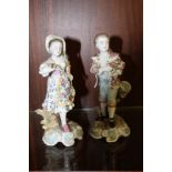 A PAIR OF MEISSEN STYLE FIGURES OF A BOY A GIRL, H 17.5 CM