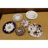 A COLLECTION OF CABINET PLATES TO INCLUDE SPODE AND COALPORT EXAMPLES TOGETHER WITH A ROYAL CROWN