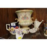 A COLLECTION OF CERAMICS TO INCLUDE A LARGE CROWN DEVON FIELDINGS VASE, ROYAL WORCESTER SCALLOP
