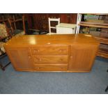 AN ERCOL BLONDE SIDEBOARD, H 69 cm, W 155 cm