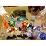 A BOX OF STUDIO GLASSWARE TO INCLUDE MURANO STYLE GLASS CLOWNS, BRICKLAYER STYLE VASE ETC.