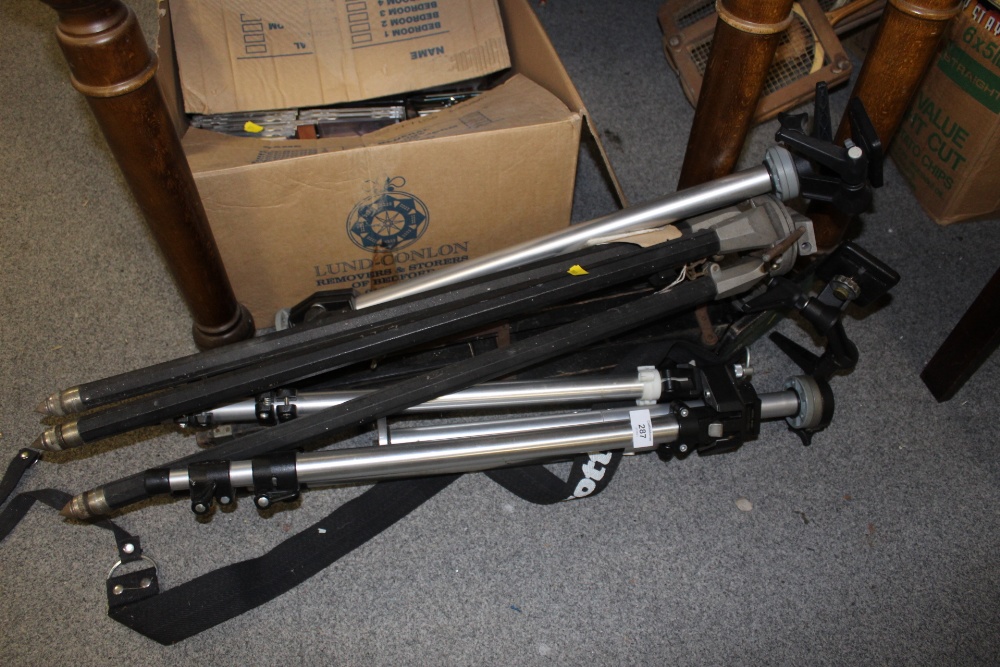 A COLLECTION OF ASSORTED TRIPODS TO INCLUDE A MANFROTTO EXAMPLE