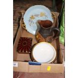 A SMALL TRAY OF CERAMICS AND STONEWARE TO INCLUDE A ROYAL CROWN DERBY 1128 PATTERN FOOTED BOWL,